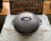 GORGEOUS Wagner 8 Hammered Dutch Oven