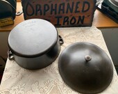 Wagner Arc Straight Logo 9 Dutch Oven with Turtle Back Lid.