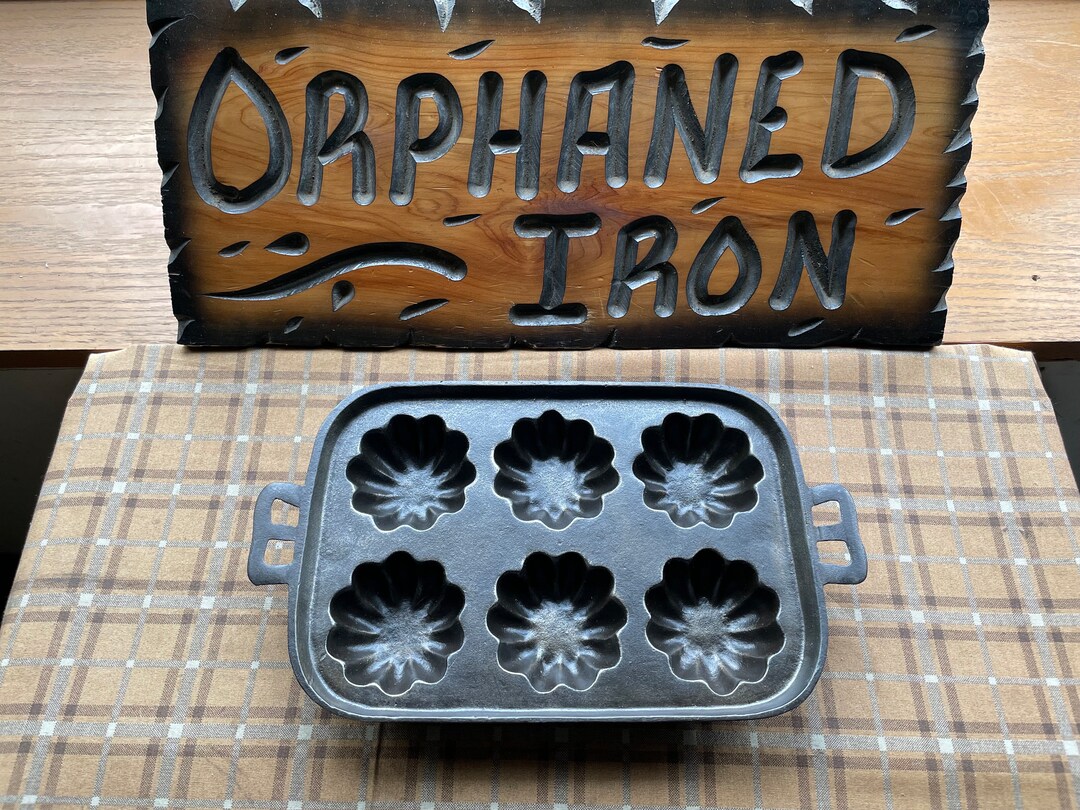 Vintage Lodge Turk Head Gem Pan With Raised Molder Mark Etsy