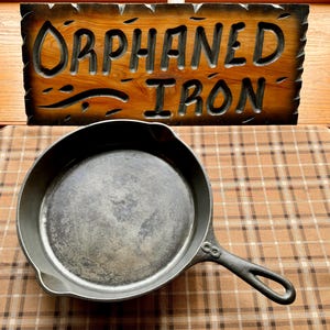 Vintage Artistic Embossed #8 Cast Iron Skillet