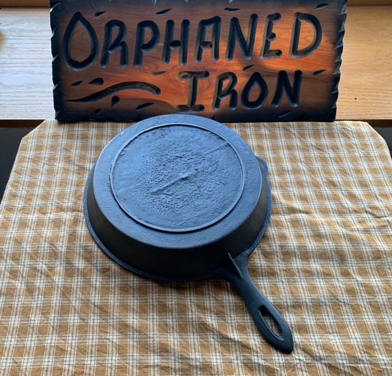 スキレット　アンティーク　ヴィンテージ Rare! 1800's “fancy Handle” #8 Single Spout Cast Iron Skillet - Etsy