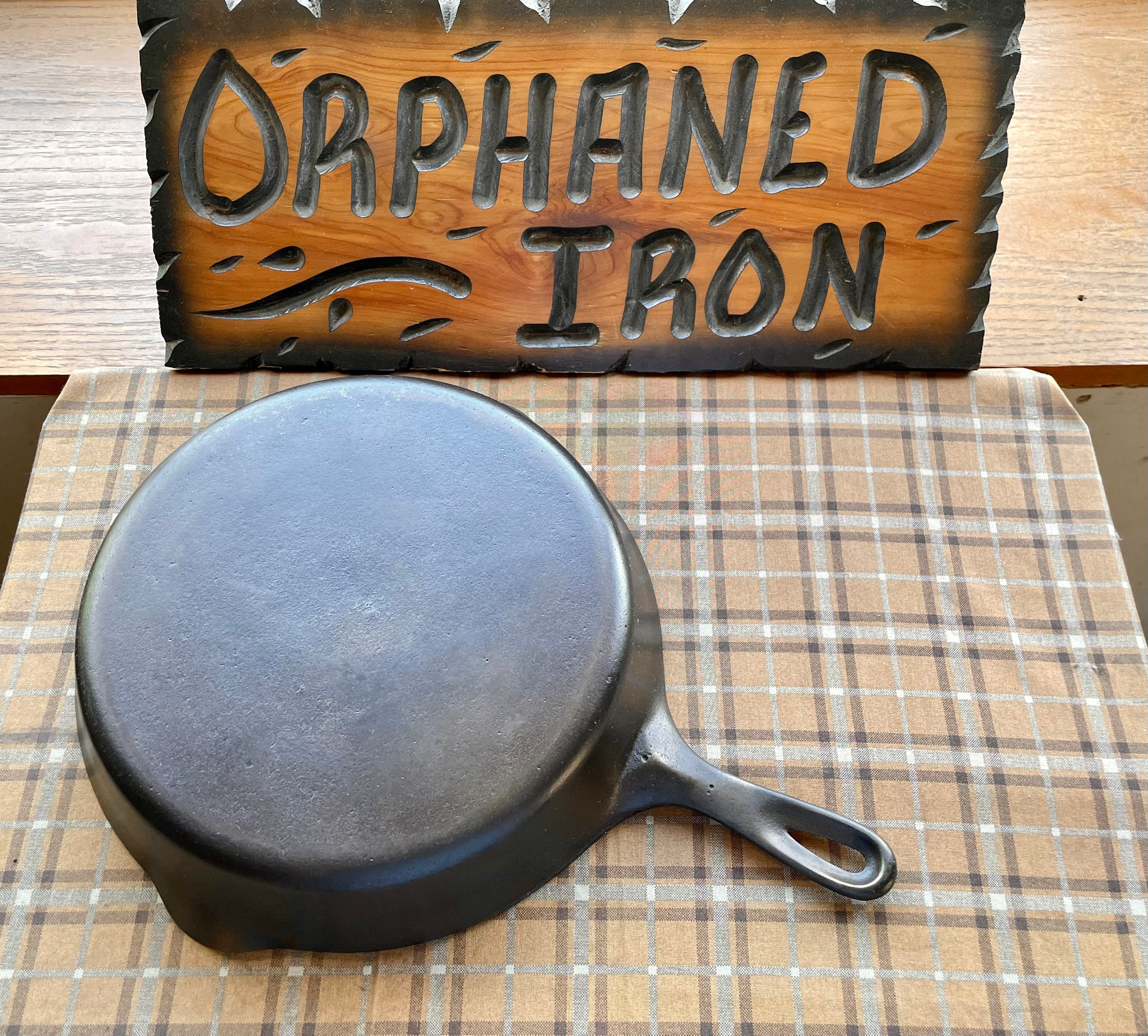 1930's Wagner Ware #9 Cast Iron Round Griddle, 1109 B – Cast & Clara Bell