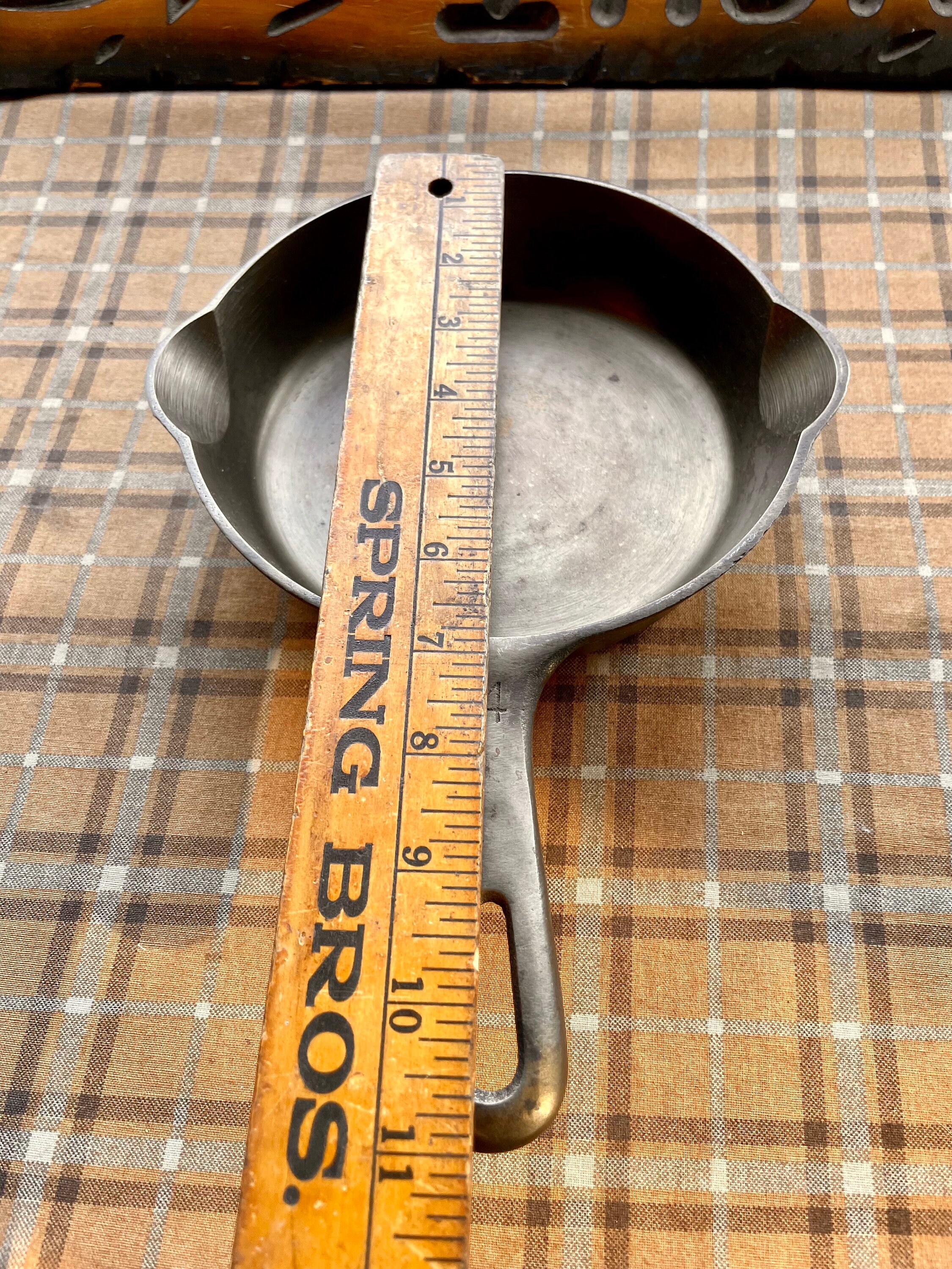 送料無料 ▼ グリスウォルド スキレット#4 No.4 スモールロゴ 1950年～1960年 ビンテージ Griswold skillet 702A グリスウォルド #4 スモール ブロック ロゴ スキレット 溝付き