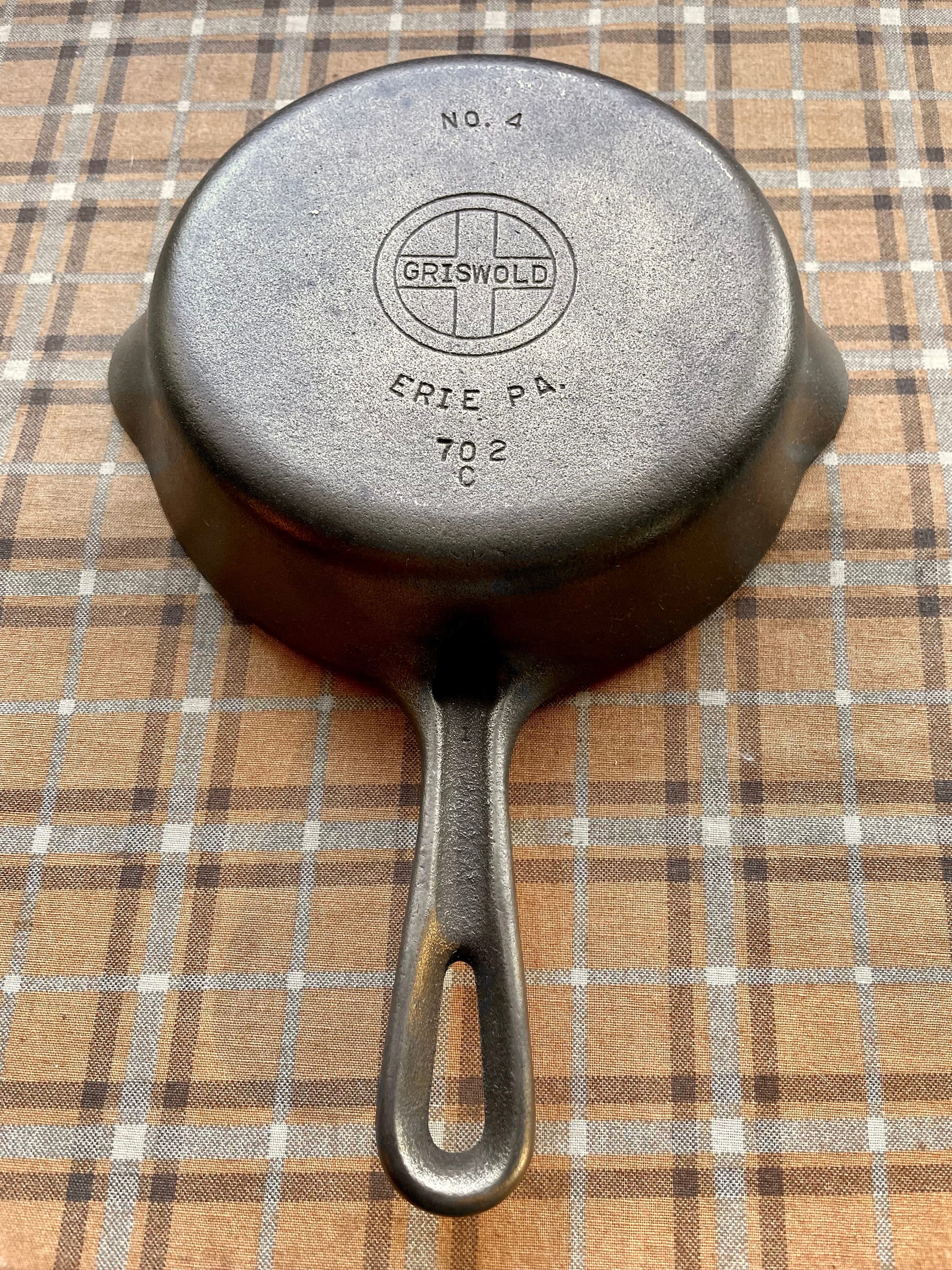 送料無料 ▼ グリスウォルド スキレット#4 No.4 スモールロゴ 1950年～1960年 ビンテージ Griswold skillet 702A グリスウォルド #4 スモール ブロック ロゴ スキレット 溝付き