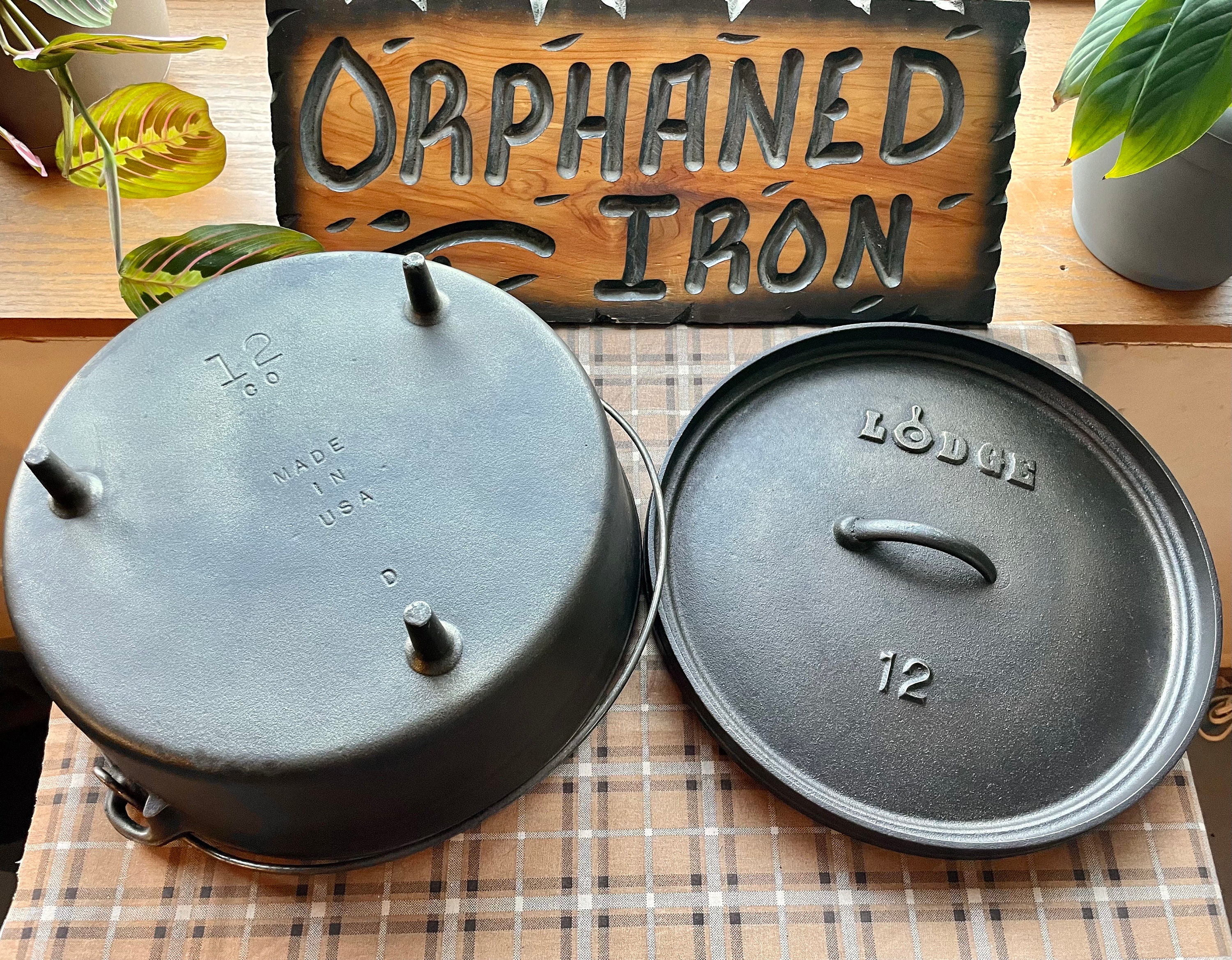 Lodge 12 inch / 6 Quart Cast Iron Camp Dutch Oven