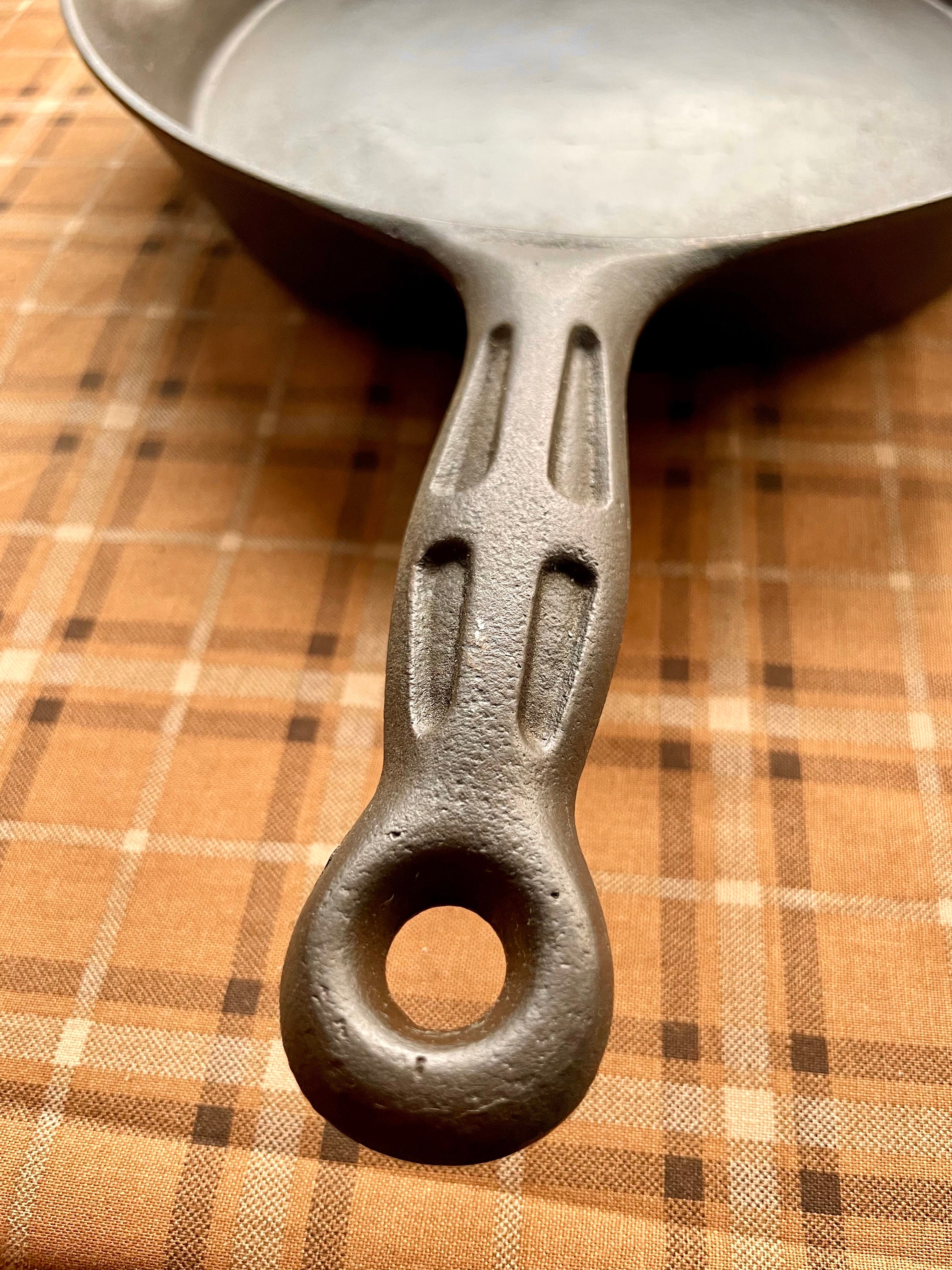 RARE! 1879 Fancy Handle #8 Gatemarked Cast Iron Skillet - Etsy display picture 3
