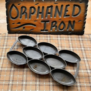 Griswold No 32 (962) Cast Iron Muffin Pan With Handle/ Egg Poacher Skillet/  US Baking Tray/ Vintage Metal Bakeware