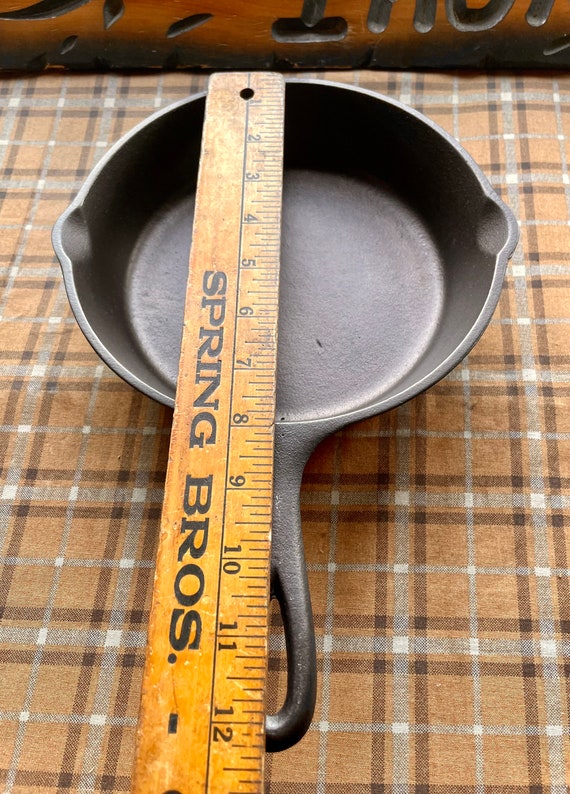 3-notch Lodge 5 Cast Iron Skillet With Basting Lid 