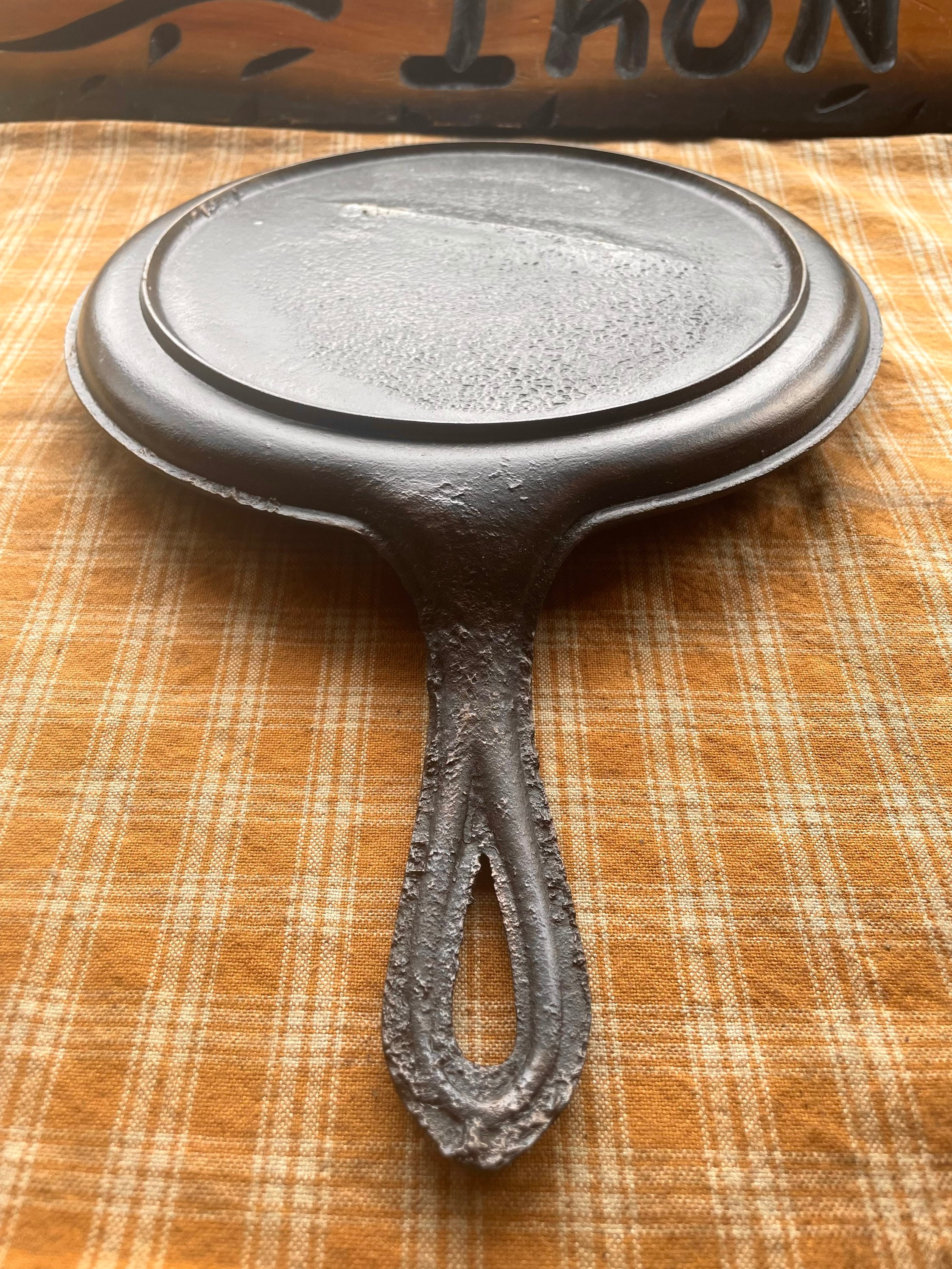 Unbranded Antique Raised #8 On Handle Cast Iron Round Griddle Gate Mark