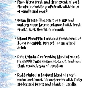 Op de afbeelding: Een geurenlijst met beschrijvingen van Dreamcicle, Rain, Ocean Breeze, Island Pineapple, Pi&ntilde;a Colada, Butt Naked, Night Ice en Mahogany Teak. De tekst is handgeschreven op een lichtblauwe achtergrond met bloemmotieven.