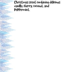 Op de afbeelding: Een witte achtergrond met de tekst "SEASON SCENTS" in een decoratief lettertype. Hieronder staan twee geurbeschrijvingen: "Twisted Peppermint" en "Pink Snowflake". Een blauw bloemmotief omlijst de linkerkant.