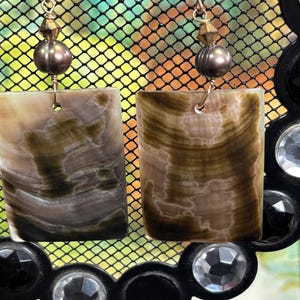 Op de afbeelding: Een handgemaakt houten bord met de tekst "Welkom" in een speels lettertype. Het bord heeft een verweerde afwerking en een eenvoudig, rustiek ontwerp, perfect voor een voordeur. Het bord is ongeveer 30 cm breed.