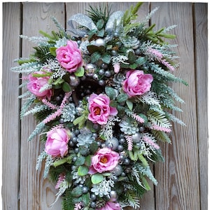 Elegante Weihnachtsbehaarung: Rosa Weihnachtsblumendekor in Tropfenform