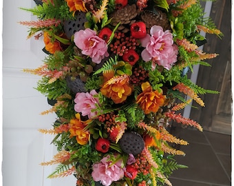Ghirlanda autunnale per la porta: decorazione rustica per la casa in autunno con pigne di melograno