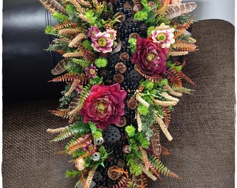 Decorazioni floreali autunnali: elegante decorazione per porta d'ingresso o parete con pigne naturali