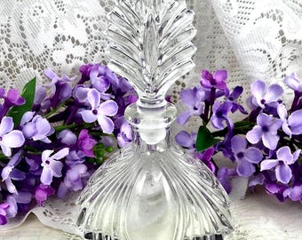 Frasco de perfume vintage, de inspiración Art Déco, de vidrio prensado de los años 50, con tapón acanalado en forma de abanico. Un elegante frasco para el tocador, ideal para decorar tu mesa de maquillaje. Un regalo perfecto para ella.