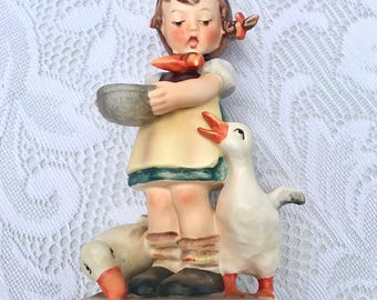 ヴィンテージ フィギュア / 彫像: 雄鶏とバスケットを持つ少女、木彫り