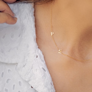 Collier en or 14 carats - Initiales latérales personnalisées - Cadeau de Noël - Cadeaux pour maman - Collier en or - Look minimaliste - Collier lettre