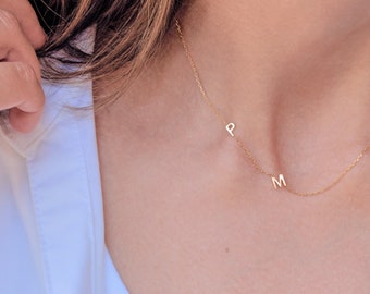 Collier latéral - Initiales dorées - Cadeau de Noël - Cadeaux pour maman - Look minimaliste - Collier en or - Cadeau de demoiselles d'honneur - Collier lettre