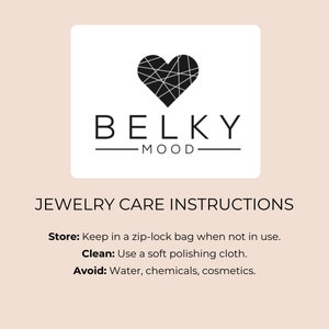 Pu&ograve; includere: Grafico in bianco e nero di un cuore con il testo "BELKY MOOD" e le parole "JEWELRY CARE INSTRUCTIONS" seguite da istruzioni per riporre i gioielli in un sacchetto con chiusura a zip, pulire con un panno morbido per lucidare ed evitare acqua, prodotti chimici e cosmetici.
