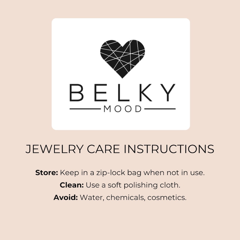 Pu&ograve; includere: Grafico in bianco e nero di un cuore con il testo "BELKY MOOD" e le parole "JEWELRY CARE INSTRUCTIONS" seguite da istruzioni per riporre i gioielli in un sacchetto con chiusura a zip, pulire con un panno morbido per lucidare ed evitare acqua, prodotti chimici e cosmetici.