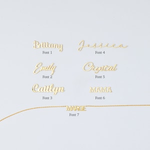 Pu&ograve; includere: Sette diversi stili di font per collane personalizzate. I nomi "Brittany", "Jessica", "Emily", "Caitlyn", "Crystal", "MAMA" e "MARGE" sono mostrati in oro.