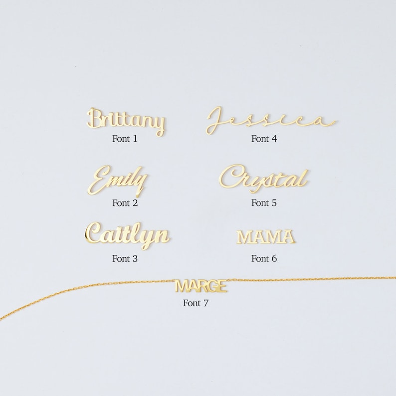 Pu&ograve; includere: Sette diversi stili di font per collane personalizzate. I nomi "Brittany", "Jessica", "Emily", "Caitlyn", "Crystal", "MAMA" e "MARGE" sono mostrati in oro.