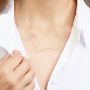 Pu&ograve; includere: Una collana d'oro con il nome "Jessica" scritto in corsivo.