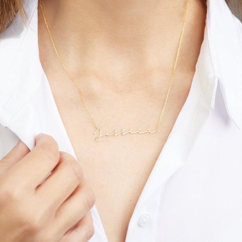 Pu&ograve; includere: Una collana d'oro con il nome "Jessica" scritto in corsivo.