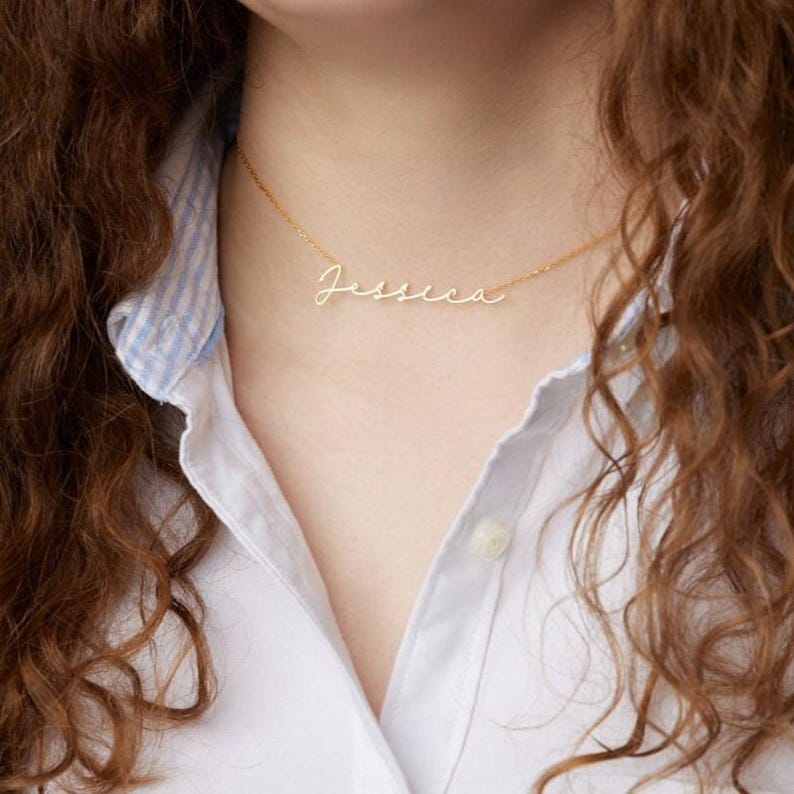 Pu&ograve; includere: Una collana d'oro con il nome "Jessica" scritto in corsivo.