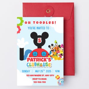 Könnte beinhalten: Eine farbenfrohe Einladung mit rotem Umschlag. Die Einladung zeigt Micky Maus und Freunde, mit dem Text "OH TOODLES!" und "PATRICK'S CLUBHOUSE". Sie enthält Eventdetails: Sonntag, 25. Mai 2025, um 16:00 Uhr.