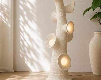 Stehlampe aus organischer Faser, Wabi Sabi Skulpturale Beleuchtung, Handgefertigtes Statement Kunst Licht