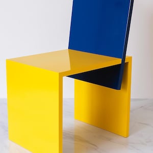 Chaise Okazaki jaune et bleue design Shigeru Uchida shiro kuramata Rei kawakubo école japonaise