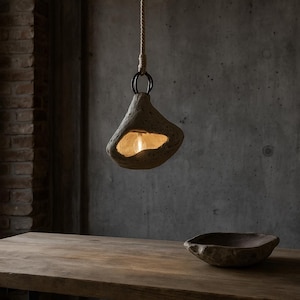 Suspension artisanale bio avec texture naturelle, lighting Wabi-Sabi Japandi pour décoration minimaliste ou industrielle