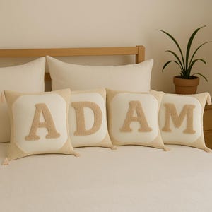 Cojín con letra personalizada: cojín bohemio hecho a mano con inicial texturizada. Regalo neutro personalizado para decoración del hogar.