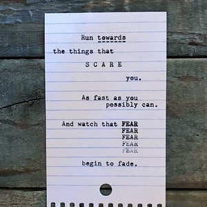 Arte de máquina de escribir. Carta mecanografiada a mano en máquina de escribir antigua. Carta mecanografiada. Tipografía antigua. Cita motivacional. Poema inspirador.