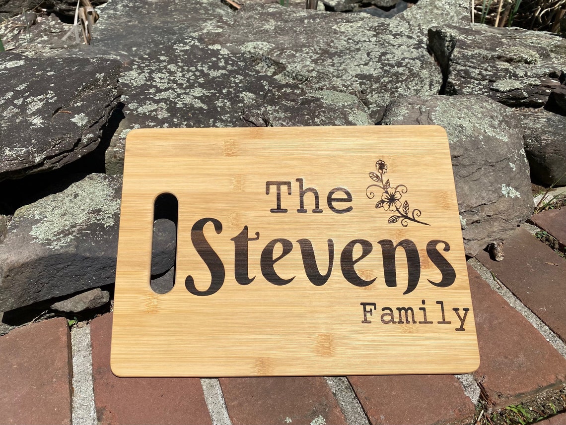 Apellido personalizado con tabla de corte de madera de flores Etsy