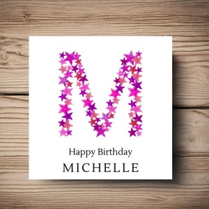 Gepersonaliseerde verjaardagskaart M • alfabet • roze paarse sterren • Personaliseer • een willekeurige naam • vriend • zus • moeder •