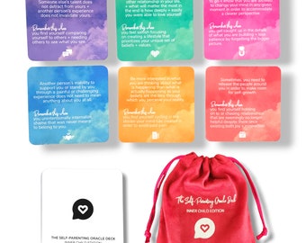Könnte beinhalten: Ein Self-Parenting-Orakeldeck mit farbigen quadratischen Karten und einem roten Kordelzugbeutel. Jede Karte enthält ein Zitat und den Satz "Remember this when". Das Deck trägt den Titel "The Self-Parenting Oracle Deck Inner Child Edition."