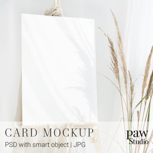Mockup de placa de boas-vindas em cavalete de madeira com lenço bege, vasos brancos e bege, mockup de cartão estilizado, mockup de placa de casamento, mockup de cavalete, mockup de placa