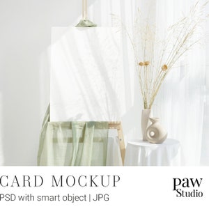 Mockup de placa de boas-vindas em cavalete de madeira com lenço bege, vasos brancos e verdes, mockup de cartão estilizado, mockup de placa de casamento, mockup de cavalete, mockup de placa
