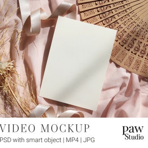 Mockup de cartão de vídeo 5x7 com ventilador de madeira, flores secas e fita rosa em fundo rosa, cartão de convite de vídeo, mockup de cartão com flor seca