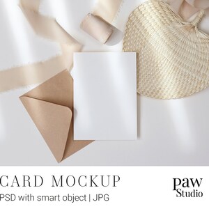 5x7 Kartenmockup, Einladungskarten-Mockup, Hochzeitskarten-Mockup, Grußkarten-Mockup, Feiertagskarten-Mockup, minimalistisches Mockup, stationär PSD