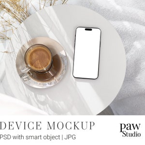 Telefoonmodel op ronde salontafel met koffie en droge bloemen, digitaal model voor promotie via sociale media, presentatieapparaat