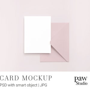 Karte 13x18 Mockup. Personalisierbares Kartenmockup. Bearbeiten Sie die Farbhülle und den Hintergrund. Hochzeitseinladung Mockup. Grußkarte. PSD mit Smart Objekt