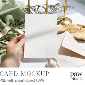 Karte in der Hand Mockup, Olive Mockup, 5x7 Karten Mockup, Weiße Karte Mockup, Einladungs Mockup, Grußkarte, PSD Mockup, Karte mit Umschlag ihc 8e