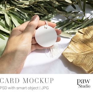 Mockup ronde sticker, olijfmodel, trouwlabels, mockup cadeaulabel, mockup trouwlabel, rond label, labelmodel, lege witte kaart rc