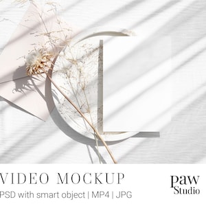 Mockup di biglietto da visita video 5x7 con busta rosa, fiori secchi su piatto rotondo su sfondo bianco, biglietto d'invito video, mockup di biglietto con fiori secchi