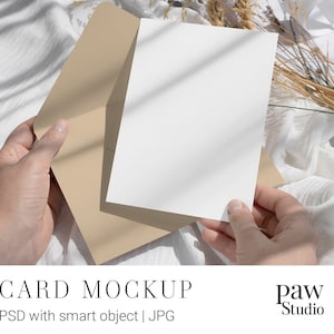 Mockup di biglietto in mano, mockup di biglietto 5x7, mockup di biglietto di nozze, colore busta personalizzabile, biglietto di auguri, mockup di biglietto di invito HRV 8e ihc