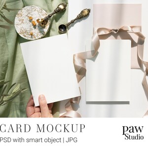 Mockup di biglietto in mano, mockup di oliva, mockup di biglietto 5x7, mockup di biglietto bianco, biglietto di auguri, mockup PSD, mockup di matrimonio, biglietto con busta ihc 8e
